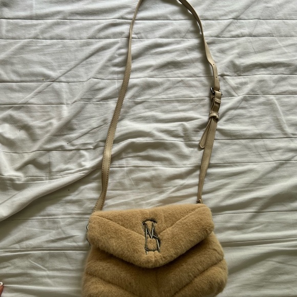 Steve Madden Btoy small quilted cross body bag in taupe faux fur - Picture 2 of 14